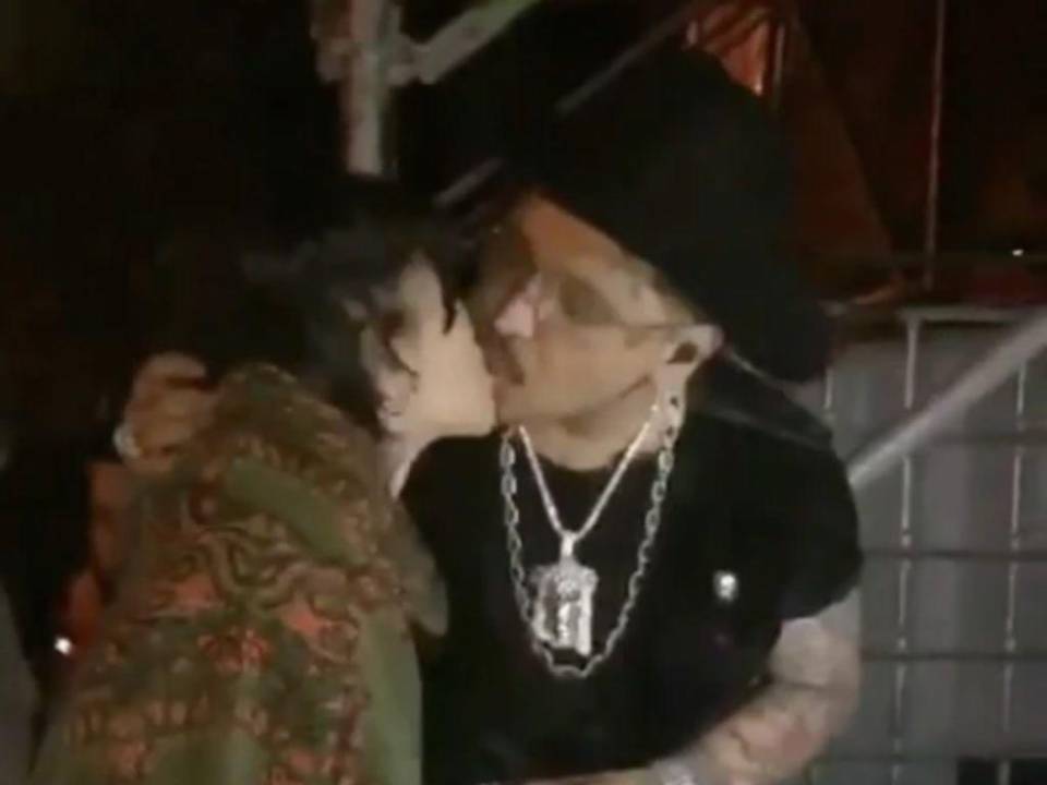 Cazzu y Nodal se dan un beso antes antes del concierto del mexicano en Bolivia.