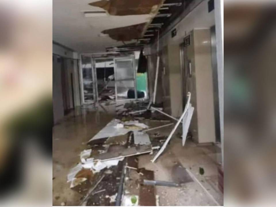 Así lucen algunas salas del hospital de Acapulco tras el impacto de Otis.