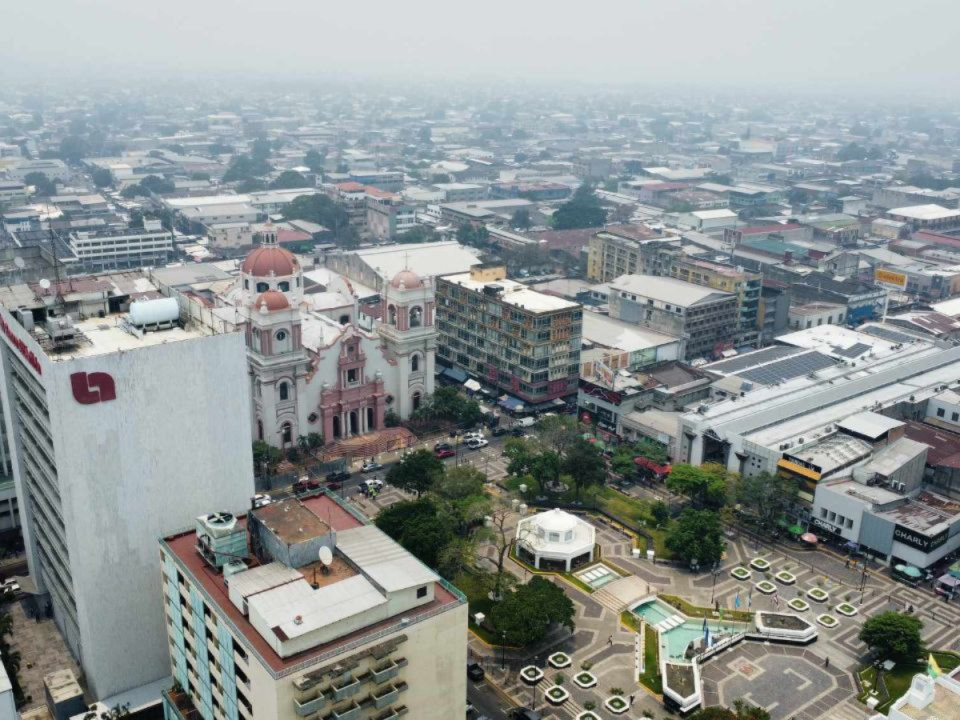 Imagen de la capa de humo en San Pedro Sula, donde el aire contaminado es visible desde todos los ángulos.