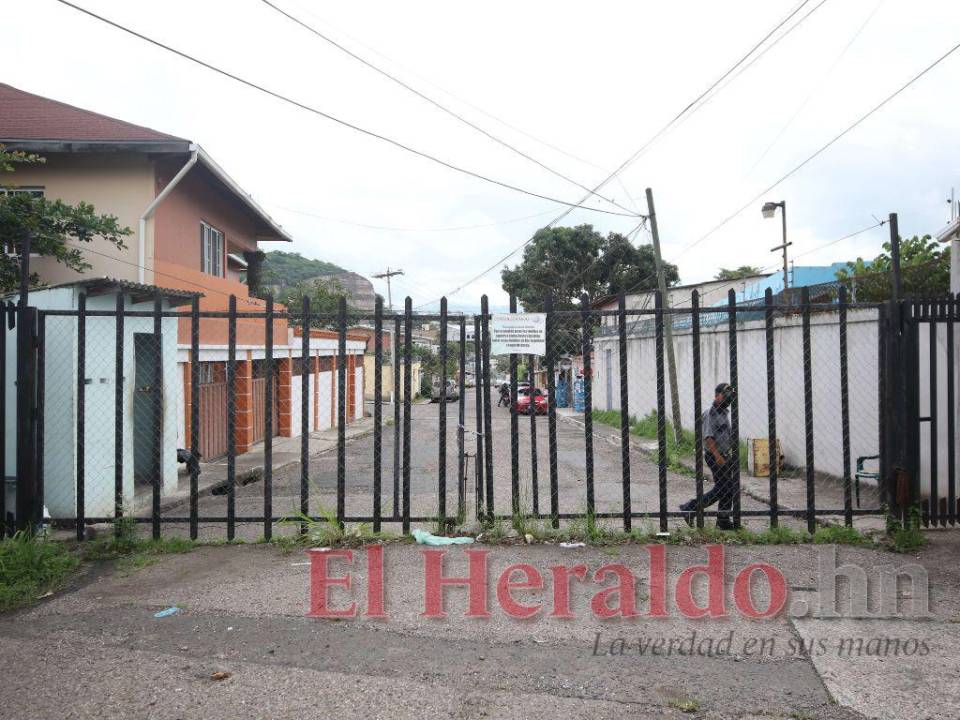El patronato de vecinos de la Satélite tiene cerrado el portón de Barrio Seguro que conduce a Loarque. Hay seguridad en ese acceso.