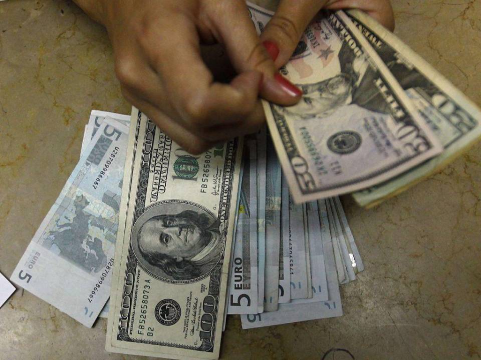 Dólares y euros son las monedas extranjeras más importantes en el envío de remesas de hondureños en el exterior.