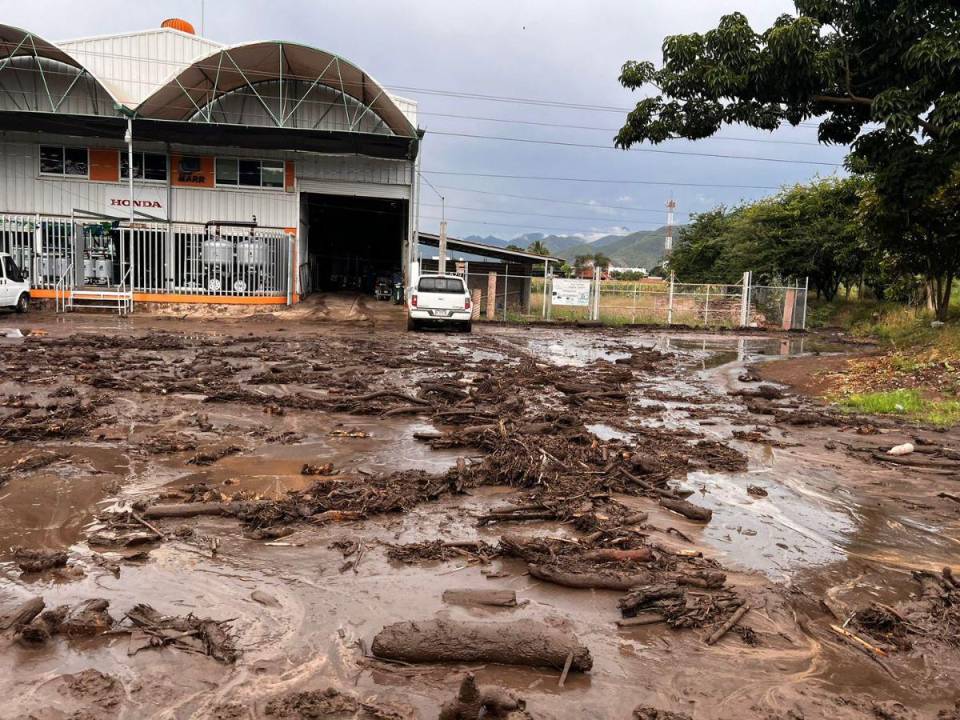 Luego de las intensas lluvias registradas en la madrugada en esta región con costas sobre el Pacífico, el arroyo El Cangrejo se salió de su cauce afectando a comunidades del municipio de Autlán, de unos 60.000 habitantes.