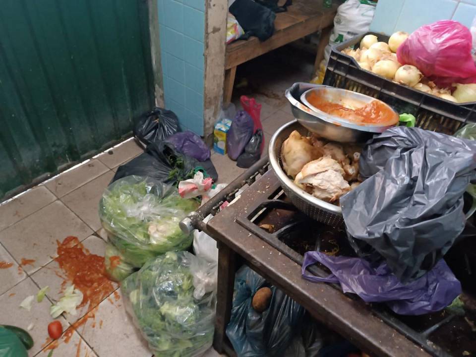 Las autoridades compartieron a través de redes sociales imágenes de las condiciones de uno de los locales clausurados.