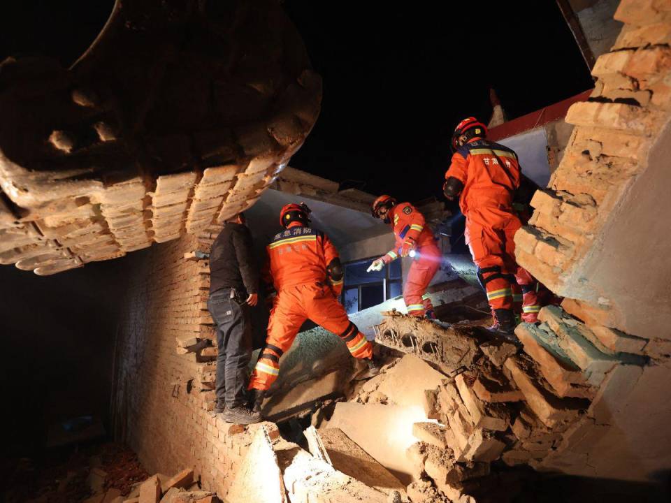 Los trabajadores de rescate buscan sobrevivientes en una casa después de un terremoto en la aldea de Kangdiao, Dahejia, condado de Jishishan, en la provincia de Gansu, en el noroeste de China, el 19 de diciembre de 2023.