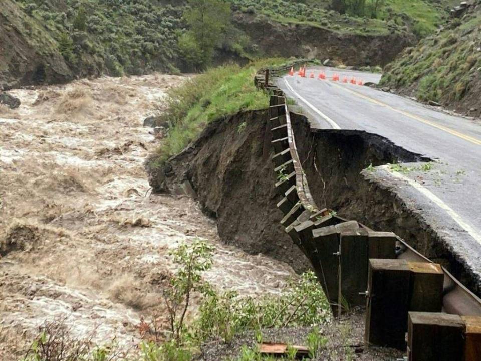 El Servicio de Parques Nacionales publicó impactantes imágenes de secciones de carreteras que fueron destruidas por las inundaciones.