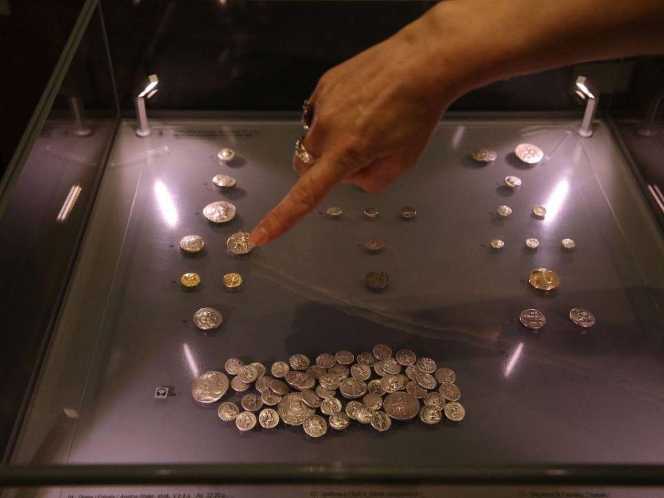 Monedas de plata encontradas en 1982 en Hija e Korbit, un área cerca de la ciudad de Korçë, exhibidas en el Museo de Albania en Tirana.