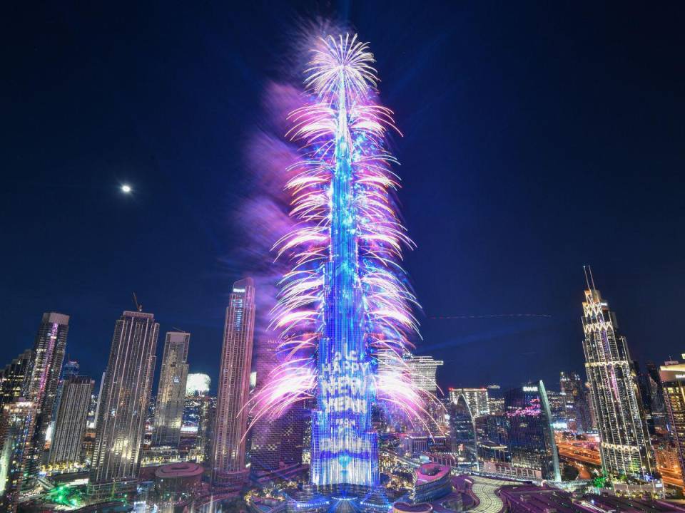 El icónico Burj Khalifa en Dubái tuvo uno de los recibimientos de Año Nuevo más espectaculares.