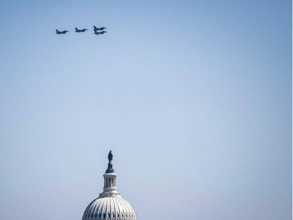 El aparato dio la vuelta después de volar sobre Long Island y se dirigió de regreso al sur, lo que lo hizo pasar sobre Washington y Virginia.