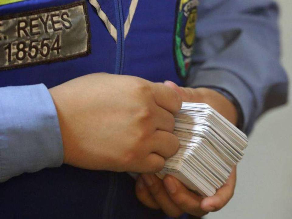 El solicitante debe presentar una copia de identidad, un recibo de servicio público, recibo de pago según la cantidad de años por las que necesita la licencia y exámenes médicos y psicológicos.