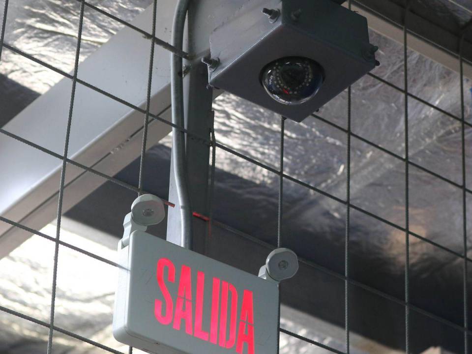 Los privados de libertad han destruído las cámaras de vigilancia al interior de los cárceles de máxima seguridad.