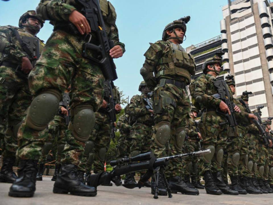 Soldados del ejército colombiano patrullan una zona rural en busca de miembros del Clan del Golfo, tras enfrentamientos que dejaron varios muertos y heridos.