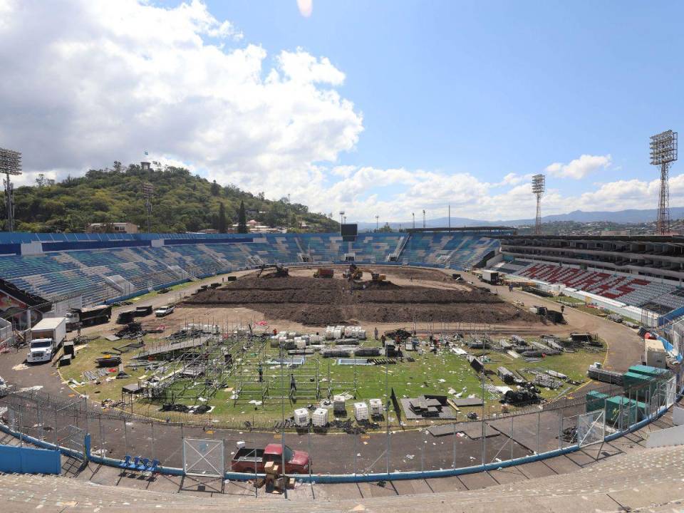 Luego del concierto de Daddy Yankee, los trabajos de remodelación en el estadio Nacional Chelato Uclés se pusieron en marcha con la remoción del césped, la cual dejó a la luz varios hallazgos que exponen el pésimo estado en que se encontraba el principal recinto deportivo del país.