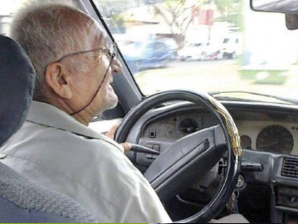 En la Ley de Transito no establece límite de edad para manejar un vehículo en Honduras.
