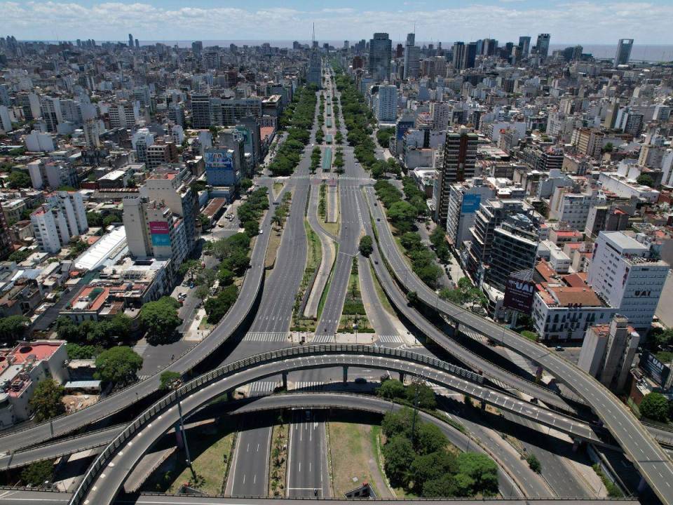 Todas las calles de la capital argentina lucen completamente vacías.