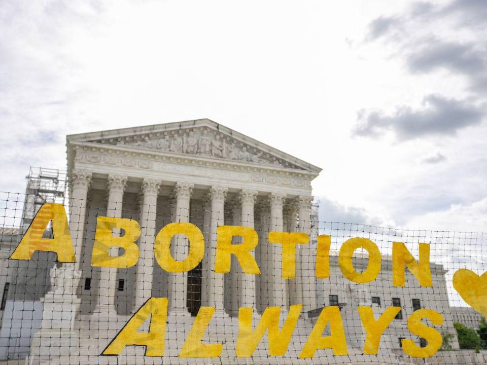 Decenas de personas piden a la Corte Suprema el derecho al aborto sin restricciones.