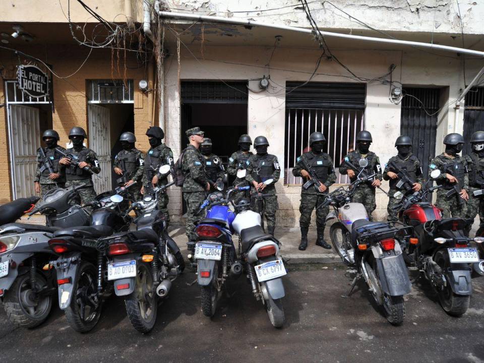 Tras la detención de Tábora, la Unidad de Detenidos de la Policía Militar lucía fuertemente resguardada por militarizados.