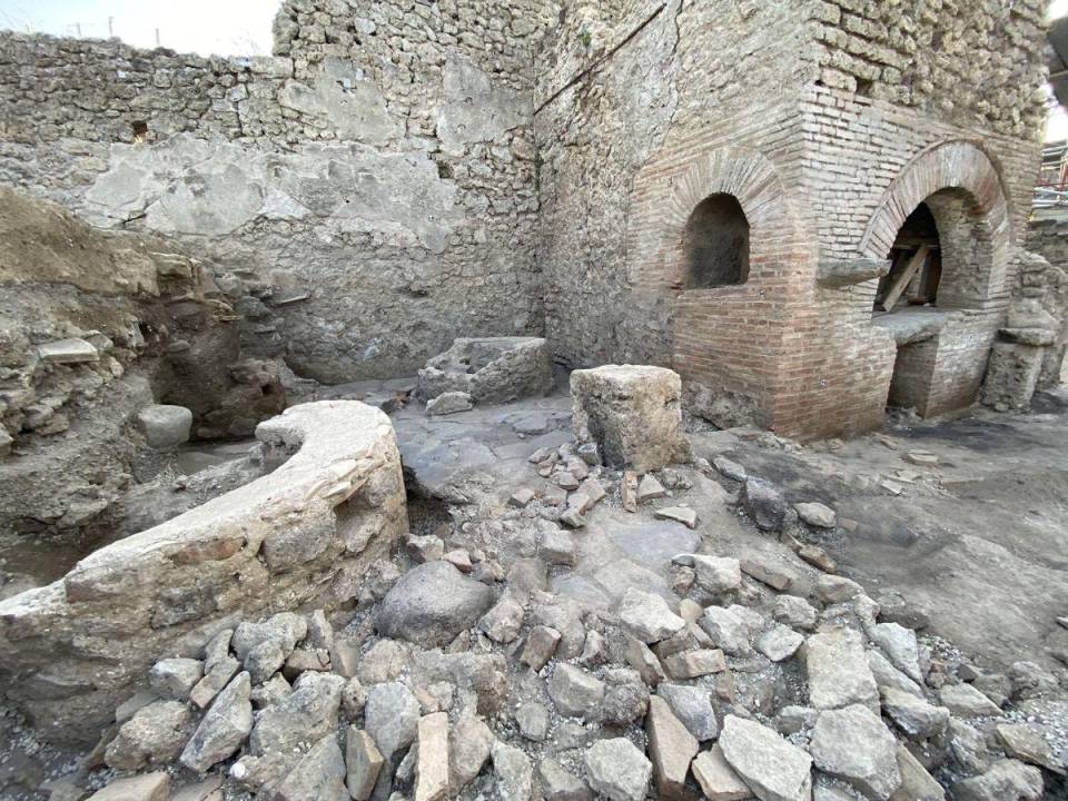 Un molino en Pompeya, donde encerraban esclavos en un espacio oscuro para moler grano. (Parco Archeologico Di Pompei/vÍa Reuters).