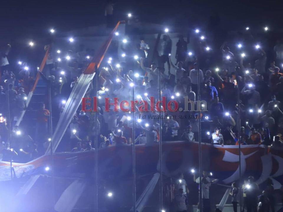 Ultra Fiel aprovecha apagón y monta espectáculo en gradas del Olímpico (FOTOS)