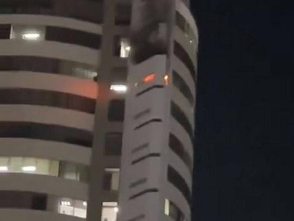 Bomberos controlan incendio en edificio de bulevar Suyapa de la capital
