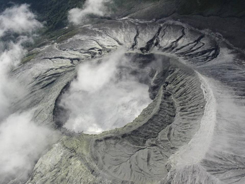 “La pluma compuesta de vapor de agua y material volcánico alcanzó una altura de 3.000 metros sobre el nivel del cráter”, añadió.