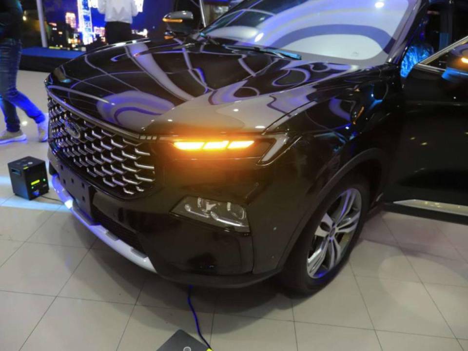 Los lanzamientos de carros nuevos siempre son sorpresivos, las altas expectativas generadas por el modelo “Ford Territory” fueron cumplidas por el Grupo Yude Canahuati Ford, en un evento realizado en sus instalaciones ubicadas en Avenida Circunvalación. Este “Ford Territory Titanium 2023” en color “panther black” es la muestra perfecta del estilo modernos.