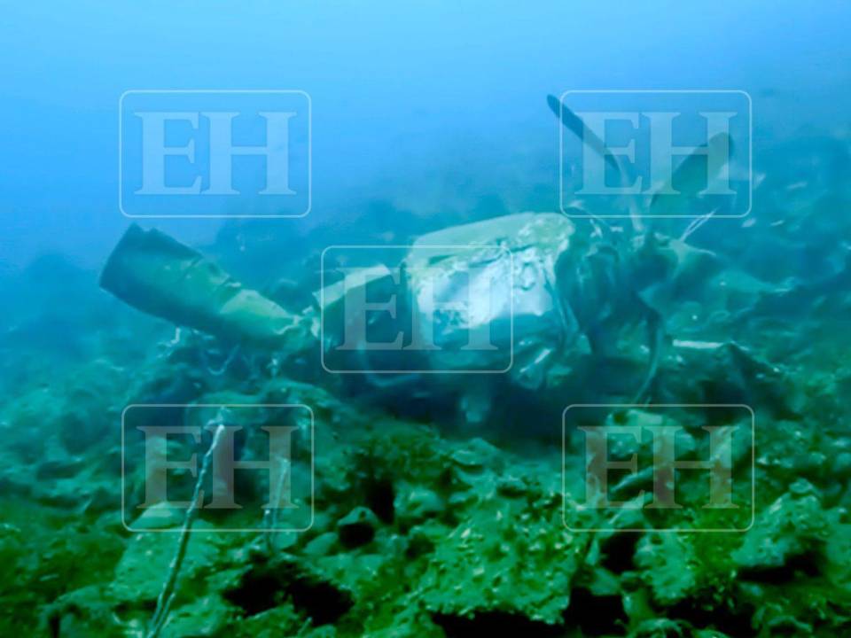 El avión sigue a 65 metros bajo las profundidades del mar. Este equipo tuvo acceso a las fotografías de la aeronave, que está en cinco partes. Para seguir con las investigaciones deben sacarlas del agua.