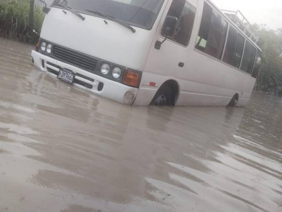 Bus escolar es remolcado tras quedar varado en medio de calle inundada en la capital