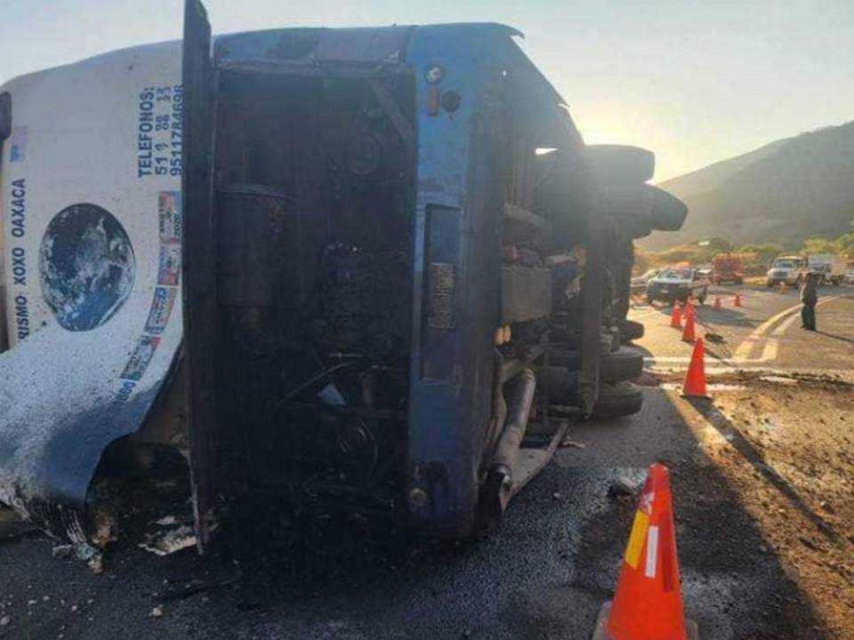 Volcamiento de bus que transportaba migrantes deja 17 muertos en el sur de México