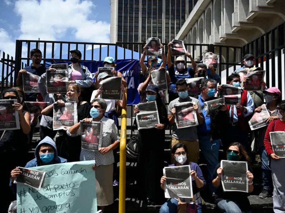 “¡No se calla la verdad callando periodistas!”, corearon cerca de un centenar de comunicadores frente a los tribunales en el centro de la capital.