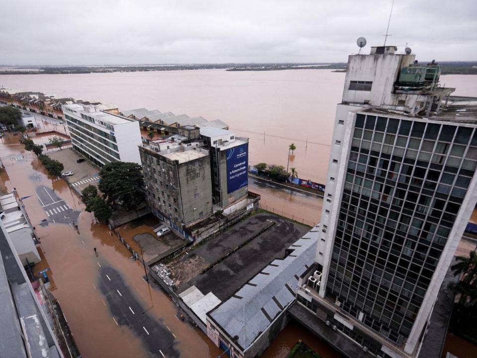Las inundaciones provocadas por las intensas lluvias que golpean el sur de Brasil dejaron al menos 56 muertos y 67 desaparecidos, según un nuevo balance el sábado de Defensa Civil.