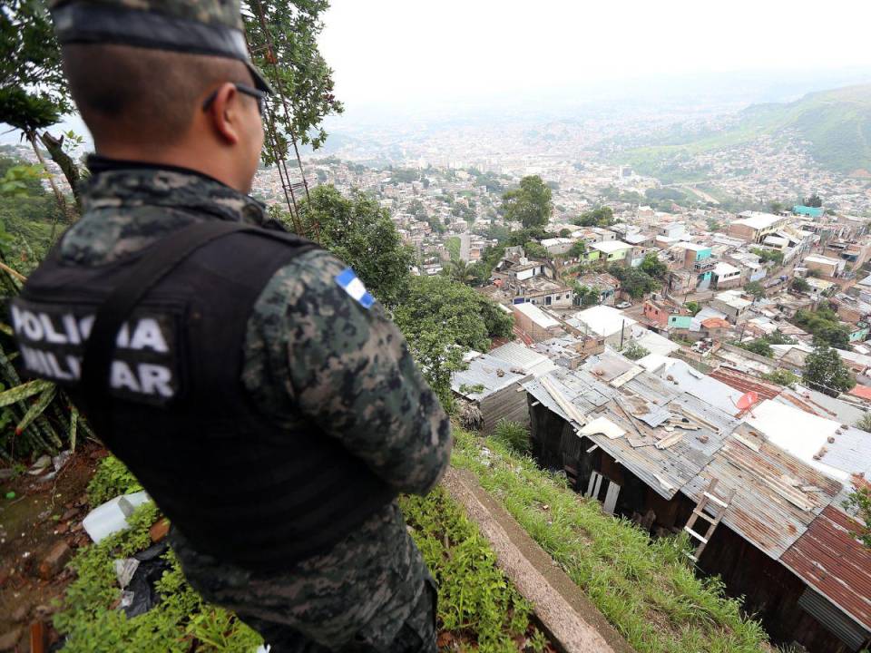 Un agente de la Policía Militar de Orden Público (PMOP) vigila una zona conflictiva de la capital de Honduras.