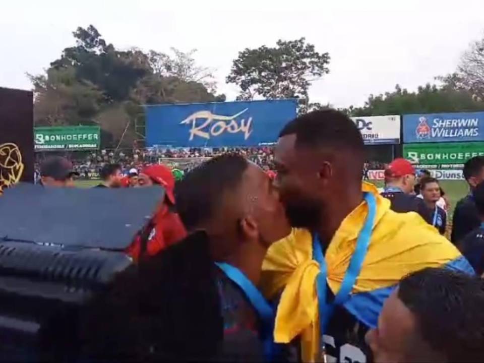 Brayan Beckeles le roba beso a Yustin Arboleda en celebración de título 38 de Olimpia