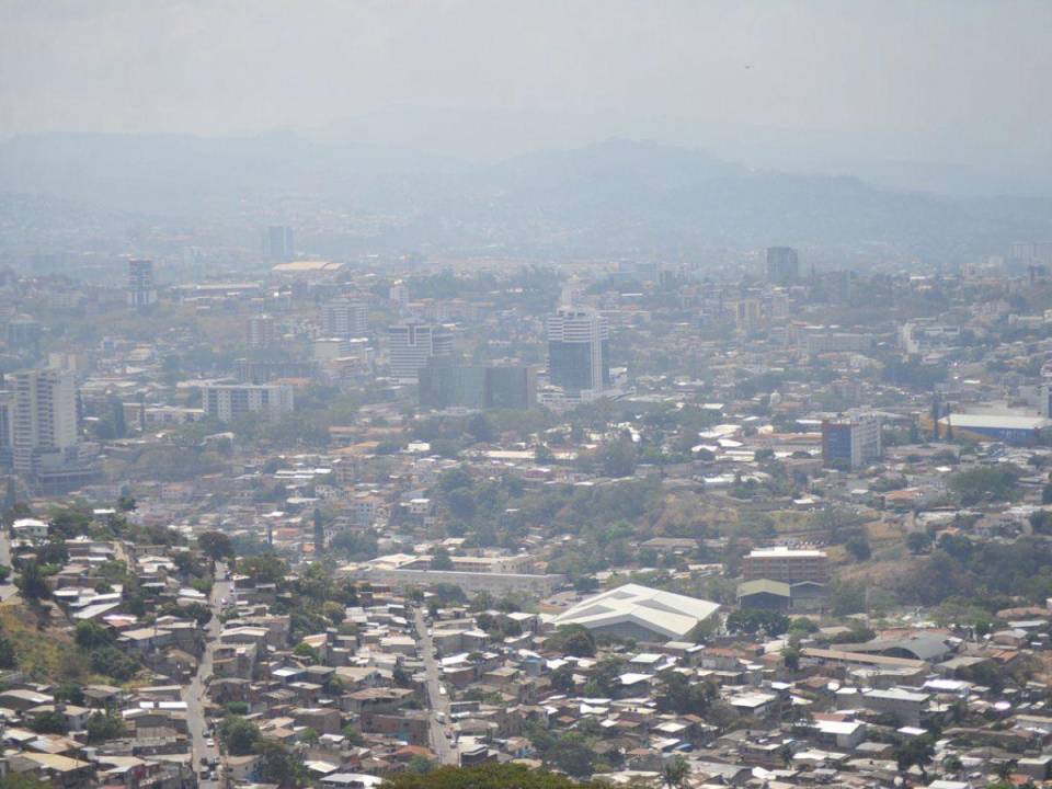 Gris y con una visibilidad reducida se encuentra la capital debido a la gran cantidad de humo que hay por los incendios forestales.