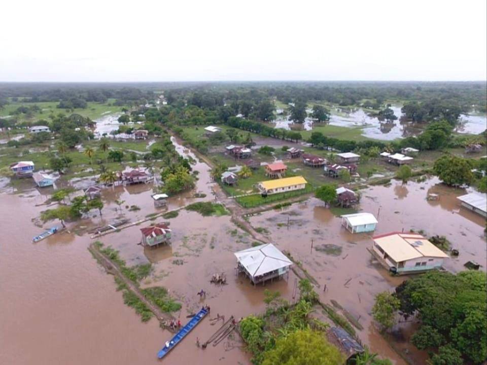 Comunidades incomunicadas, evacuaciones e intensas lluvias: Las imágenes de las inundaciones en La Mosquitia