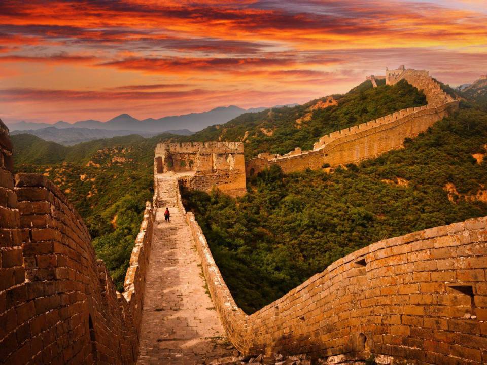 La construcción de la muralla, que en total se extienden a lo largo de miles de kilómetros, comenzó en el siglo III a. C. y se prolongó durante cientos de años.