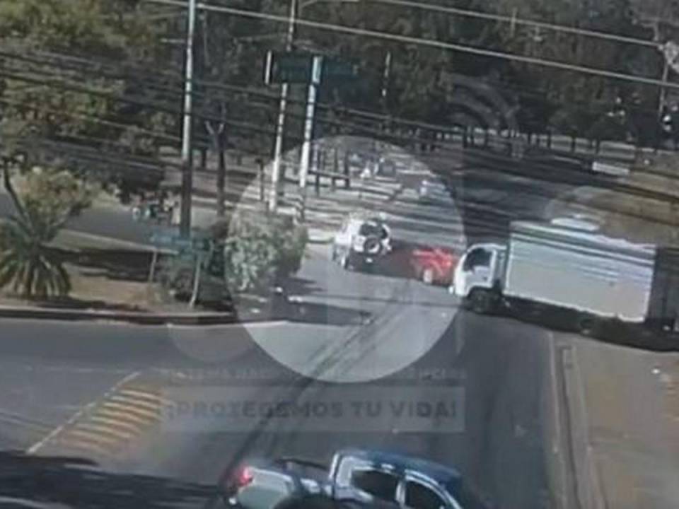 Choque entre dos vehículos en anillo periférico fue captado por cámaras