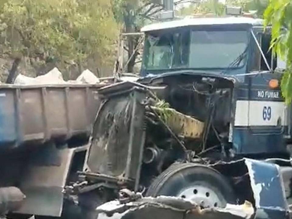 Rastra cisterna impacta contra varios vehículos pesados en El Carrizal
