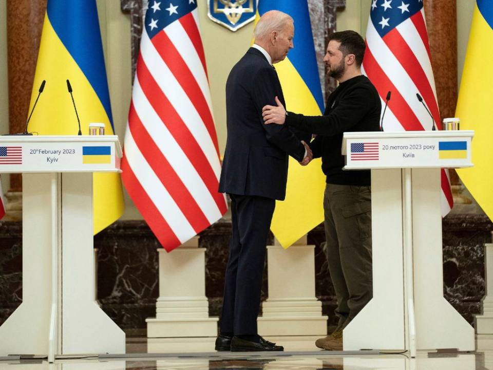 En rueda de prensa junto al presidente ucraniano, Volodimir Zelenski, <b>Biden</b> dijo que entregará 500 millones de dólares de ayuda suplementaria.