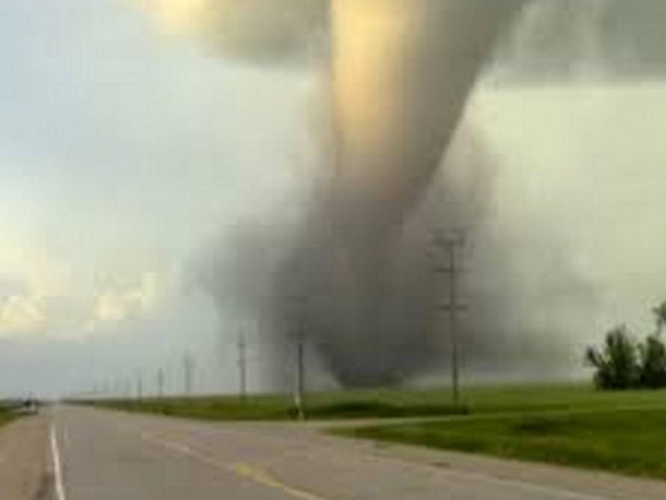 Tornado en Perryton, Texas, dejó millonarias pérdidas y tres muertos.