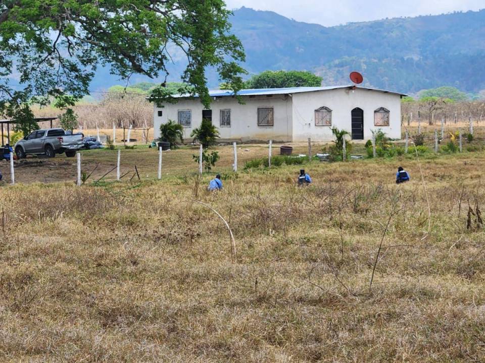 Agentes de la Policía Nacional rodeando una vivienda en la zona en donde fueron reportados los presuntos criminales.