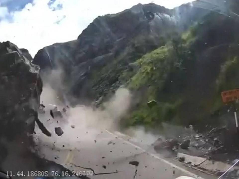 Derrumbe de rocas dejan dos heridos y vehículos destrozados en carretera de Perú