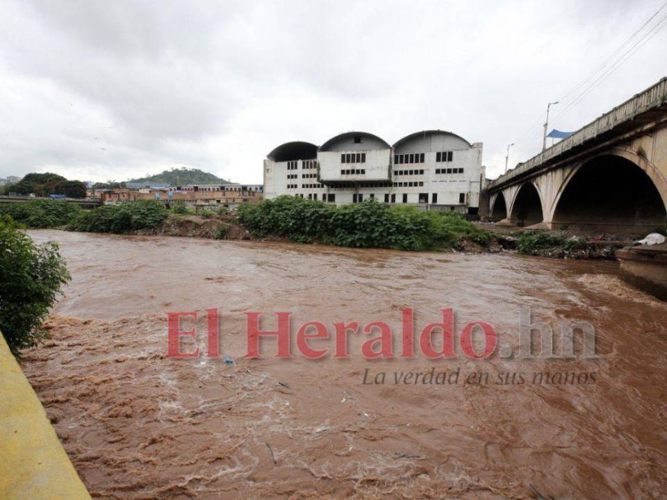 En Tegucigalpa el alcalde capitalino encendió las sirenas y ordenó una evacuación preventiva y voluntaria de los locatarios del mercado La Isla.