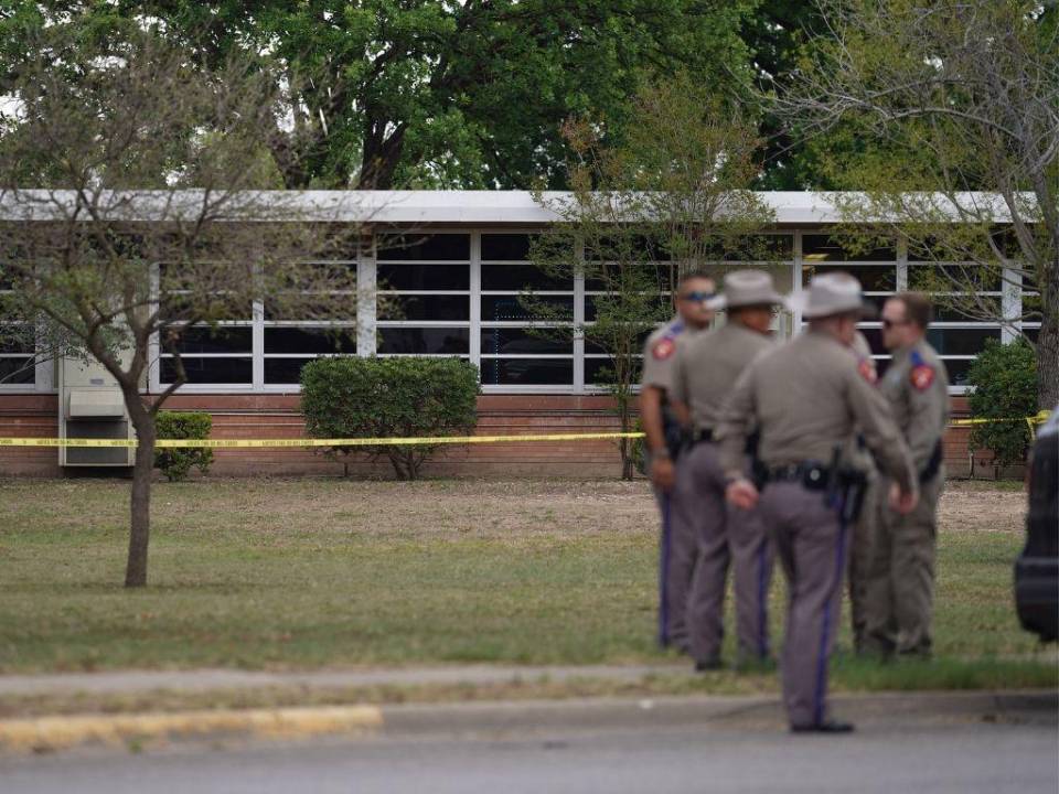 Terror, zozobra y dolor, lo que se sabe de la masacre que dejó 15 muertos en una escuela de Texas