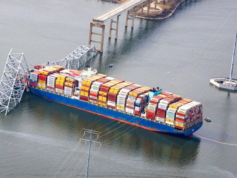 El barco tiene una capacidad para transportar 10 mil contenedores.