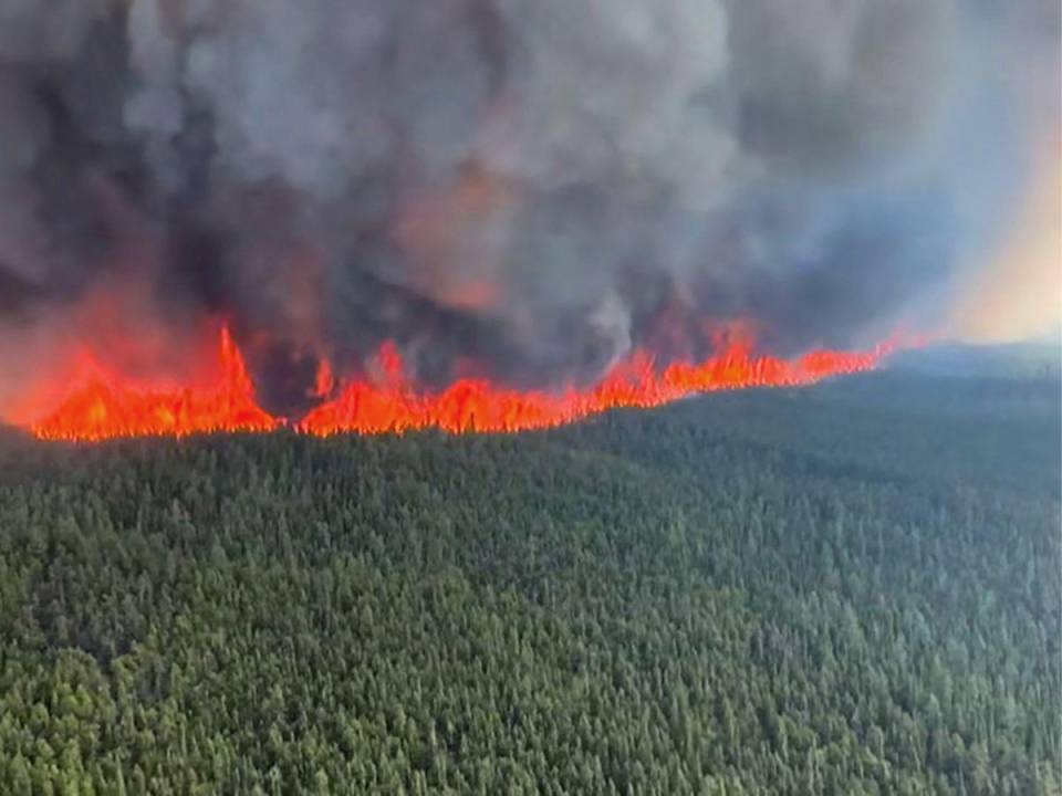El humo de los incendios forestales que asolan Canadá, inéditos por su intensidad, ha encendido alarmas sanitarias y obligado a cerrar escuelas y cancelar vuelos en ciudades de Estados Unidos, e incluso ha alcanzado Noruega.