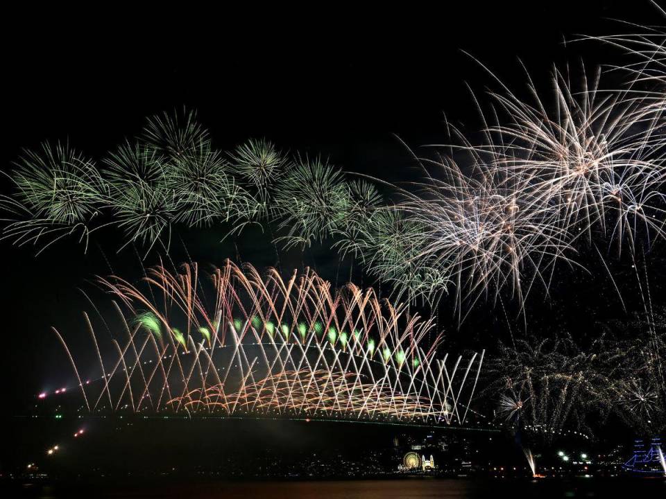 Imagen de los fuegos artificiales en el puerto de Sídney, con una vista de la famosa Opera House de la ciudad australiana