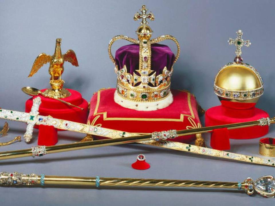 En la coronación de Carlos III, el sábado en Londres, se exhibirán reliquias insólitas y algunas de las joyas más famosas del mundo, que constituyen un vínculo físico y simbólico con la historia de la longeva monarquía británica.