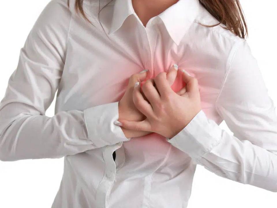 La inflamación en el corazón puede reducir la capacidad de bombear sangre, provocar dolor de pecho, falta de aire y ritmos cardíacos rápidos e irregulares.