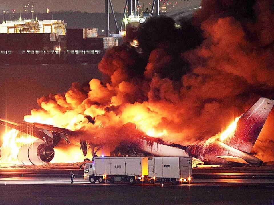 Un avión de Japan Airlines estaba en llamas en la pista del aeropuerto Haneda de Tokio el 2 de enero después de aparentemente chocar con un guardacostas. aviones, dijeron informes de los medios.