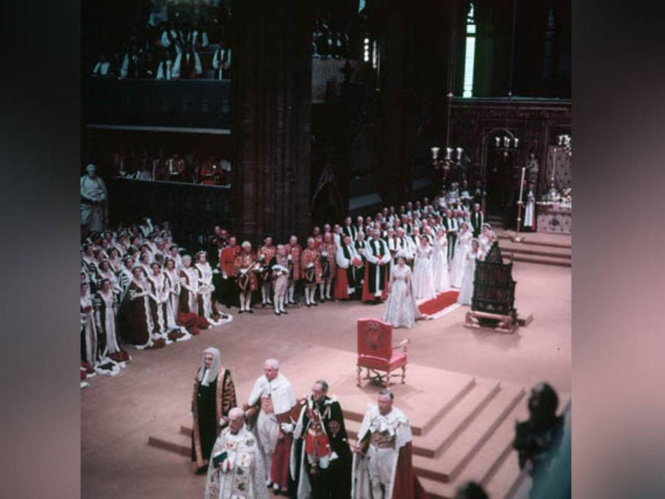 Reina Isabel II: El martes 2 de junio de 1953 fue la fecha fijada para la ceremonia de coronación de la nueva monarca de Inglaterra. Durante un total de 14 meses de preparación, se organizó la ceremonia de coronación. Cabe mencionar que esta fue la primera en ser televisada. La ceremonia duró más de tres horas y fueron invitados más de 8 mil personas.